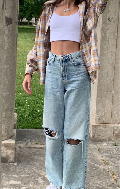 Washed Out Blue Jeans Outfit, Blue Baggy Ripped Jeans Outfit, Women Baggy Jeans Outfit, Baggy Denim Jeans Outfit, Long Blouse Outfit, Baggy Jeans Outfit 90s, Jeans And Crop Top Outfit, Baggie Jeans Outfit, Loose Jeans Outfit