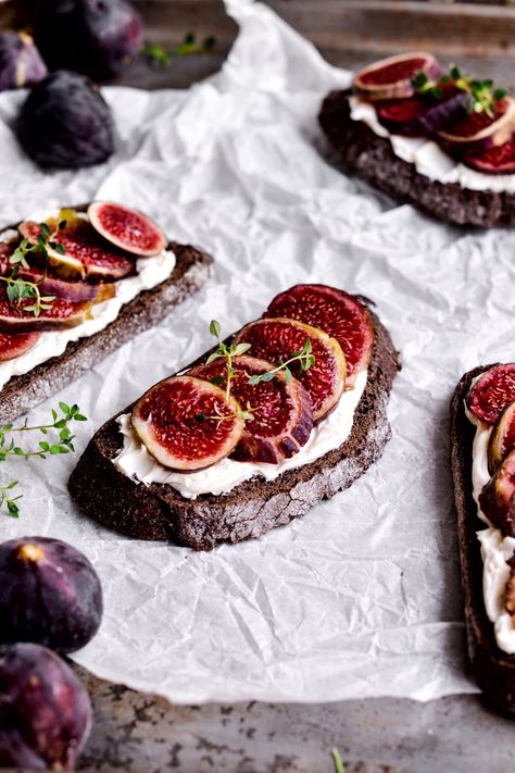 Fig Toast, Figs Recipe, Cashew Cream Recipe, Ricotta Toast, Creamy Goat Cheese, Fig Recipes, Healthy Strawberry, Toast Recipes, Fresh Thyme