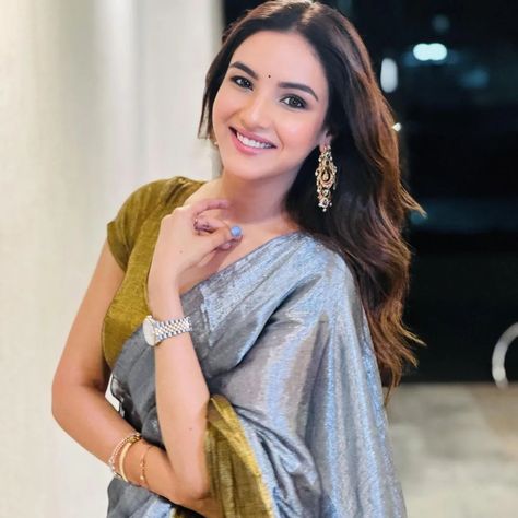 @jasminbhasin2806 looks stunning in grey saree 😍💥💜 #glamsham #jasminbhasin #grey #saree #fashion Jasmine Bhasin, Jasmin Bhasin, Gold Saree, Grey Saree, Bridesmaid Saree, Saree Fashion, Flower Drawing Design, Saree Handloom, Durga Puja