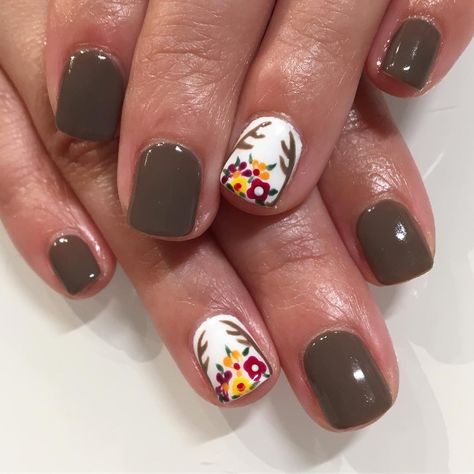 Fall Finger Nail Ideas, Deer Season Nails, Antler Nail Art, Deer Nail Designs Hunting Season, Antler Nails, Moose Nails, Acorn Nails, Hedgehog Nails, Fun Fall Nail Designs