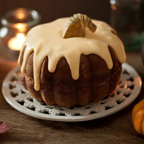 An easy pumpkin, cider and apple cake for Halloween. Because it doesn't need to be a nightmare! Pumpkin Shaped Cake, Pumpkin Cider, Cider Cake, Pizza Dessert, Thanksgiving Cake, Dessert Halloween, Postres Halloween, Recetas Halloween, Dream Christmas