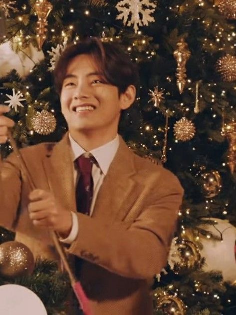 Merry Wallpaper, Taehyung Christmas, Aesthetic V Pictures, Bts Christmas, Christmas Tree Wallpaper, Sweet Night, Taehyung Photoshoot, Winter Bear, Christmas Icons