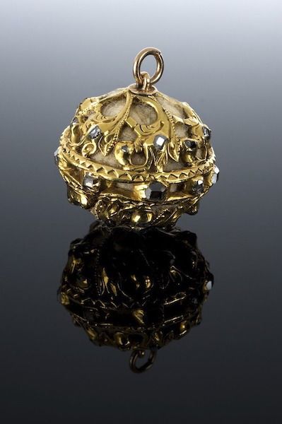 The Strange History Of Perfume, From Ancient Roman Foot Fragrance To Napoleon's Cologne | Bustle Perfume Pendant, Gold Perfume, Pomander Balls, Silver King, Ancient Jewels, Strange History, Wealthy Men, Antique Perfume Bottles, Scented Sachets