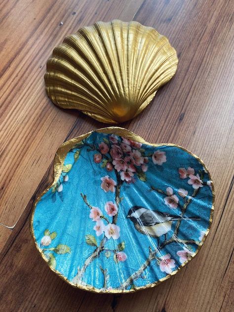 Painted Conch Shells Ideas, Painting Scallop Shells, Decoupaging Shells, Painted Seashell Jewelry Holder, Clam Shell Decoupage, Scallop Shell Craft, She’ll Decoupage, Shells Diy, Shell Decorations