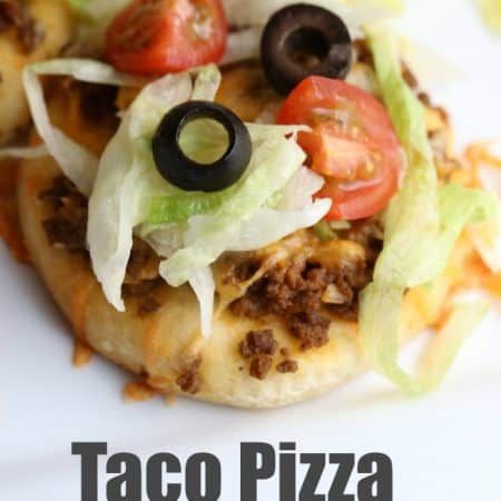 Mini Taco Pizza Recipe - Your Modern Family Taco Pizza Recipe, Taco Pizza Recipes, Mini Taco, Mini Tacos, Football Snacks, Taco Pizza, Weekend Meals, School Snack, Ooey Gooey