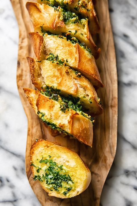 This recipe crams a baked baguette with herby garlic butter and mozzarella for a golden, melty, air fryer garlic bread baked to perfection. Diner Rolls, Air Fryer Garlic Bread, Sago Recipes, Cheesy Garlic Bread Recipe, Air Fryer Garlic, Slow Cooker Italian Beef, Easy Flatbread, Miso Butter, Homemade Garlic Bread