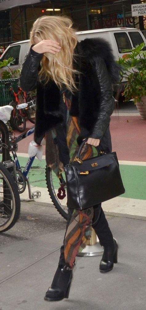 Mary Kate Olsen Celebs Hiding From Paparazzi, Celebrities Hiding From Paparazzi, Aesthetic Paparazzi Pictures, Celebrity Hiding From Paparazzi, Celebrity Paparazzi Aesthetic, Hiding From Paparazzi, Paparazzi Photoshoot, Paparazzi Aesthetic, Paparazzi Pictures