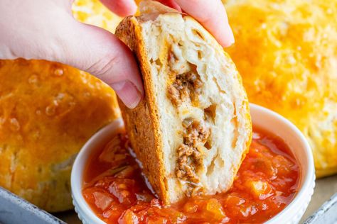 Best Easy Cheesy Baked Empanadas - Kitchen Divas Frozen Dough Recipes, Empanada Filling, Pillsbury Biscuit Recipes, Recipe With Beef, Baked Empanadas, Beef Empanadas, Hamburger Casserole, Easy Cheese, Easy Cheesy