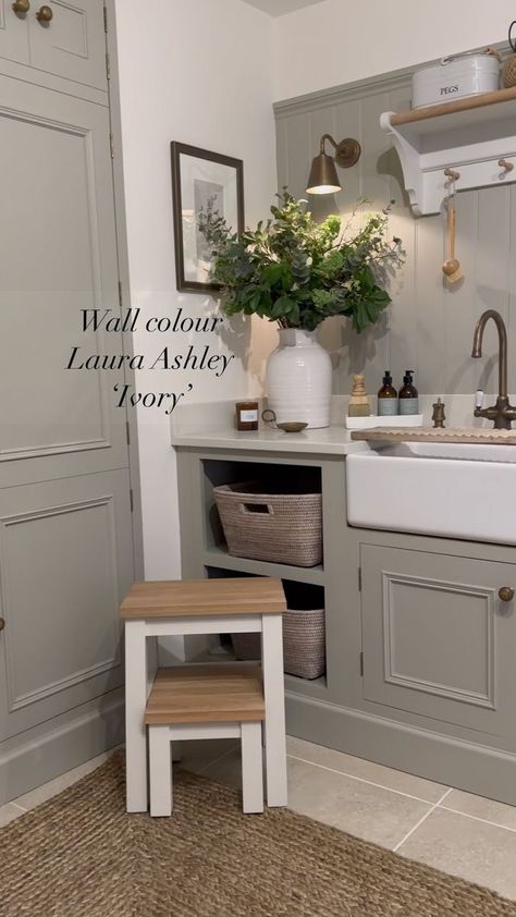 Morning 👋🏻Another room, I’m frequently asked, which paint colours we’ve used in this utility/boot room. Walls @lauraashleyuk ‘Ivory’ Panelling & Cabinetry @farrowandball ‘Hardwick White Hardware & wall lights @jimlawrencemade Faux stems @neptunehomeofficial Rug @thewhitecompany Have a lovely Wednesday ☀️xx #interiordecor #homedecorideas #colour #homestyling #homedecoration #neutralstyle #neutralshades #decorideas #explore #rusticinteriordecor #neutrals #paint #panelling #farrowandball #nept Teal Utility Room, Utility Colour Schemes, Utility Room Wall Lights, Panelling Utility Room, Green Utility Room Ideas, Utility Decor Ideas, Utility Room Panelling, Neutral Utility Room, Utility Room Colour Ideas