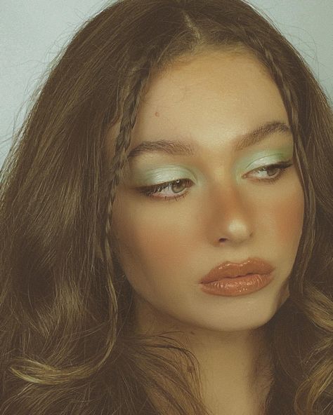 Makeup maquillage fard blue bleu 70s 60s hairstyle coiffure aesthetic vintage retro filter fashion mode mannequin instagram inspo 70s Makeup And Hair, 70s Makeup Hippie, 70s Inspired Makeup, 70s Makeup Look, 70s Hair And Makeup, 80s Makeup Looks, 80’s Makeup, Retro Makeup Looks, 1970s Makeup