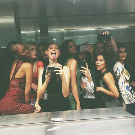 Lily Donaldson, Super Party, Behati Prinsloo, Zoe Kravitz, Bff Goals, Tumblr Photography, Friend Goals, Emily Ratajkowski, Best Friend Goals