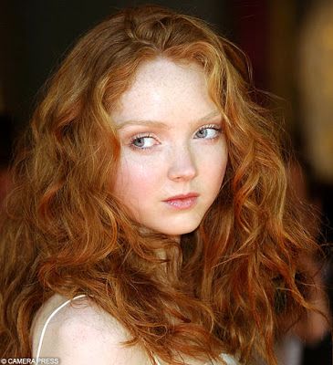 Annabel Woman With Red Hair, Pale Skin Makeup, Lily Cole, Natural Redhead, Long Red Hair, Redhead Beauty, Long Red, Strawberry Blonde, Pale Skin