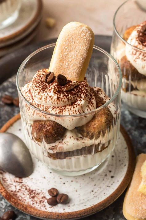 Mini Tiramisu Cups, Individual Tiramisu, Mini Tiramisu, Small Jam Jars, Tiramisu Cups, Chocolate Panna Cotta, Tiramisu Recept, Mascarpone Filling, Italian Tiramisu