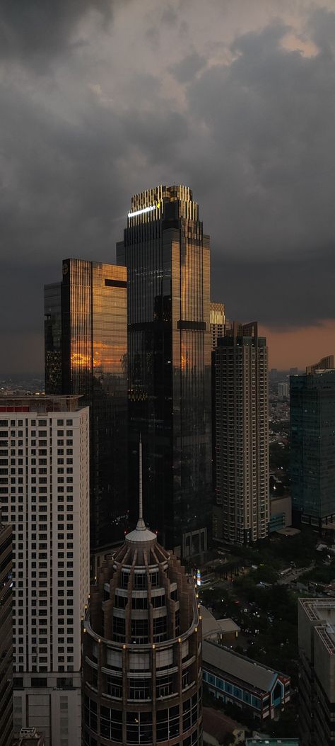 Tall Buildings At Night, Tall Buildings Aesthetic, Night Aesthetic Blurry, Night Aesthetic Outfit, Outfit Inspo New York, Night Life City, Gloomy Sky, Aesthetic Insta Story, City View Apartment