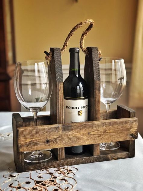 Easy Small Wood Projects, Scrap Wood Crafts, Wine Caddy, Wood Art Projects, Wood Projects That Sell, Diy Wooden Projects, Wine Decor, Wood Shop Projects, Scrap Wood Projects