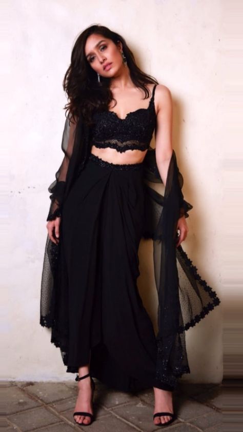 Shaadi Outfits, Wedding Lengha, Shraddha Kapoor Cute, Lehenga Gown, Lehnga Dress, Girls Long Dresses, Bollywood Cinema, Desi Fashion Casual, Shraddha Kapoor