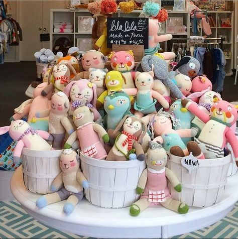 Stuffed toys piled high in baskets - craft show display idea. Stuffed Animal Retail Display, Toy Fair Booth Design, Dolls Display Ideas, Toy Store Display Ideas, Toy Store Ideas, Gift Store Display Ideas, Doll Display Ideas, Toy Store Display, Toy Shop Display