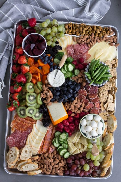 Build A Charcuterie Board, Decorações Com Comidas, A Charcuterie Board, Charcuterie Inspiration, Charcuterie Platter, Charcuterie Cheese, Snack Board, Party Food Platters, Charcuterie And Cheese Board