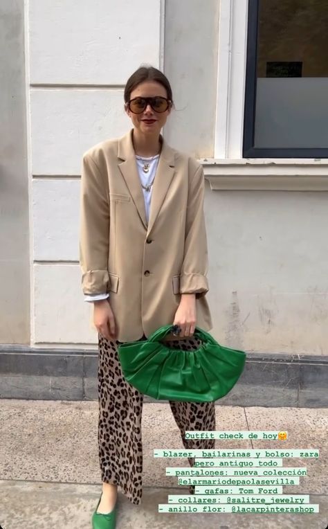 Leopard And Green Outfit, Look Office, Office Casual Outfit, Stylish Work Attire, Outfit Trends, Print Pants, Green Outfit, Work Outfits Women, Formal Outfit