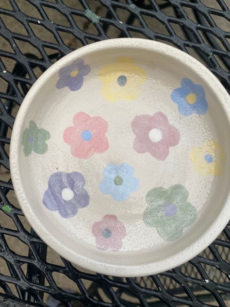 Bowl Painting Ideas Flowers, Pottery Flower Plate, Flower Plates Ceramic, Color Me Mine Ideas Plates, Plate Painting Ideas Aesthetic, Clay Plate Ideas, Pottery Plate Painting Ideas, Ceramics Aesthetic, Handbuilding Pottery