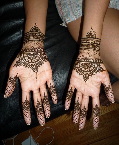 #mehndi #henna Technicolor Fabrics, Henna Flower Designs, Rajasthani Mehndi Designs, Motif Arabesque, Tato Henna, Eid Henna, Tattoo Henna, Mehndi Images, Wedding Henna