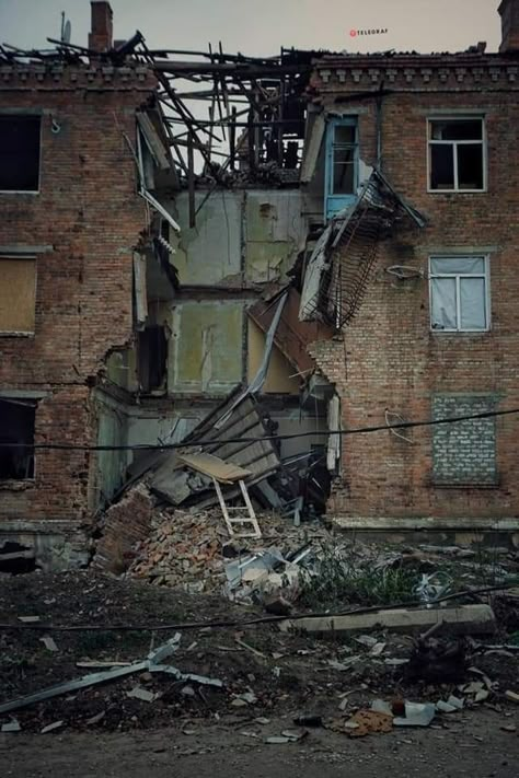 Building Falling Down, Fallen Building, Apocalipsis Aesthetic, Abondent Places, Falling From Building, Run Down Buildings, Bombed City, Dilapidated Buildings, Collapsed Building