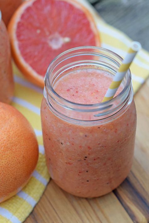 How to make a simple, easy, natural fruit smoothie, no sugar added. All you need is fruit and ice for a refreshing Grapefruit, Berry, and Tropical Fruit Smoothie. Printable recipe! Smoothie Printable, Easy Fruit Smoothie Recipes, Fruit Smoothie Recipe, Grapefruit Smoothie, Tropical Fruit Smoothie, Sweet Breakfast Treats, Smoothie Prep, Easy Smoothie Recipes, Printable Recipe