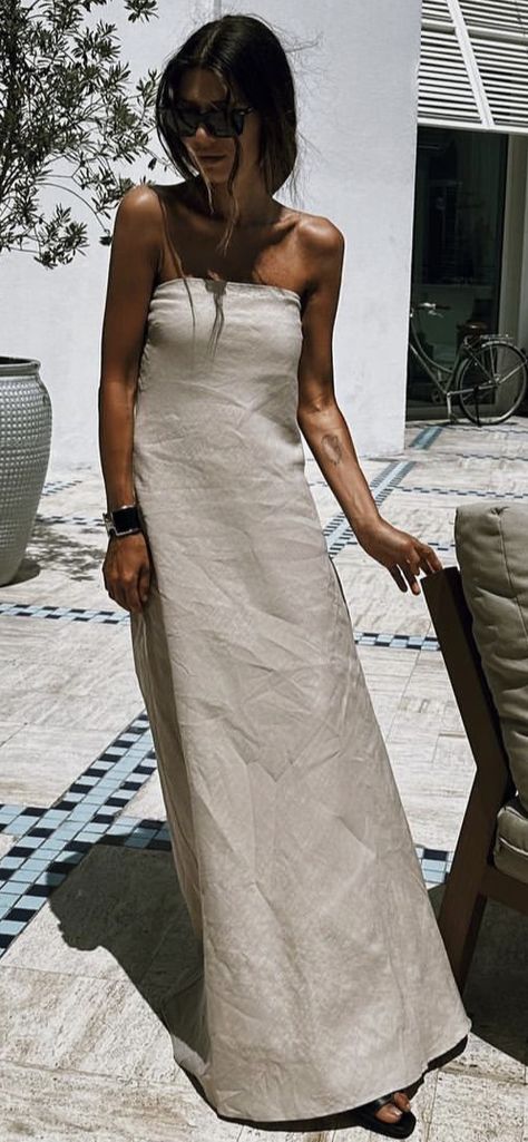 Summer Holiday Fashion 2023, Summer Linen Dresses 2023, Dissh Outfit Ideas, Long Linen Skirt Outfit, Summer Outfits 2024 Street Style, Linen Dresses Summer Chic, Madrid Street Style, Minimal Chic Summer, Italian Summer Style