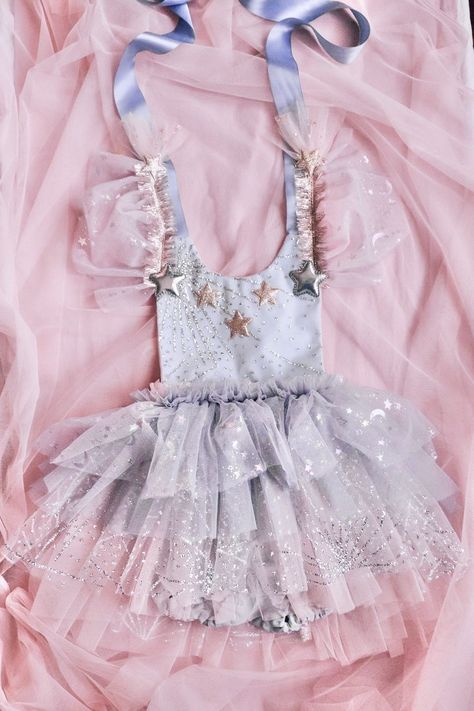 Baby Girl Gown Designs, Baby Girl Gown, Gown Designs, Dresses For Weddings, Diy Kostüm, Kids Dress Up, Fairy Birthday, Love Baby, Baby Dresses