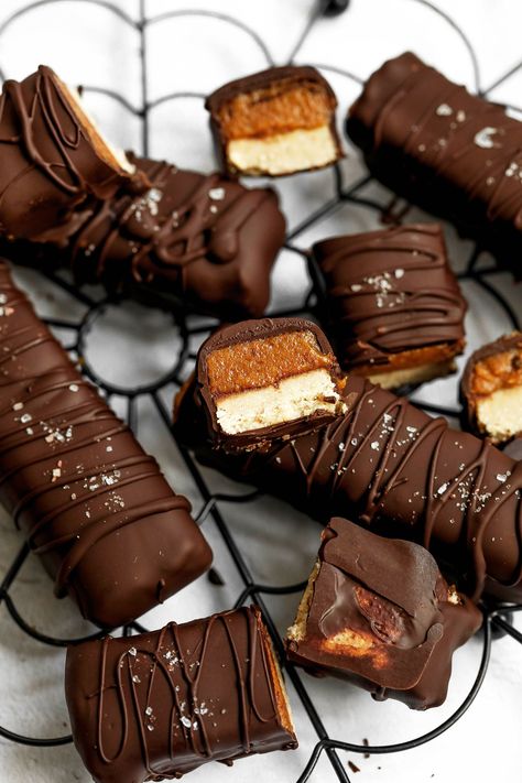 Vegan No-bake Caramel Bars - UK Health Blog - Nadia's Healthy Kitchen Homemade Twix Bars, Grain Free Cookies, Twix Bars, Caramel Ingredients, Caramel Chocolate Bar, Baked Caramel, Twix Bar, Fig Bars, Homemade Snickers