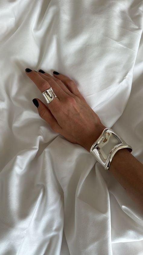 @alvinamukhanova • Instagram photos and videos Elsa Peretti, Everyday Rings, Jewelry Fashion Trends, Hand Jewelry, Gold Pearl, Everyday Jewelry, Jewelry Inspo, Arm Candy, Inspirational Women