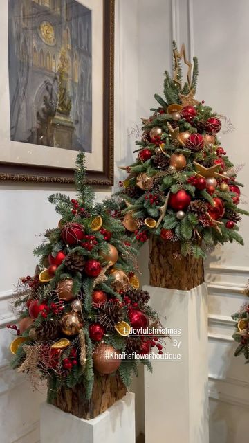 Diy Christmas Flower Arrangements, Natal Country, Blessed Christmas, Christmas Flower Arrangements, Alternative Christmas Tree, Homemade Ornaments, Christmas Inspo, Christmas Arrangements, Mini Christmas Tree