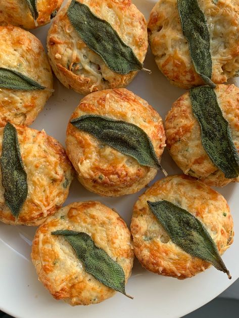 Cheesy Scones Recipe, Sage Scones, Brunch Scones, Christmas Scones, Cheesy Scones, Cheese And Chive Scones, Savory Scones Recipe, Savoury Scones, Chives Recipe