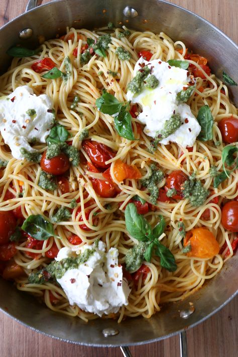 Spaghetti with Ricotta and Tomatoes! Creamy, flavorful and so delicious! Grab an assortment of cherry tomatoes and try this recipe now! Spaghetti With Ricotta, Recipe With Ricotta, Panini Recipes Chicken, Summer Pasta Recipes, Baked Spaghetti Recipe, Pasta With Meat Sauce, Cherry Tomato Pasta, Tomato Tart, Spaghetti Recipe