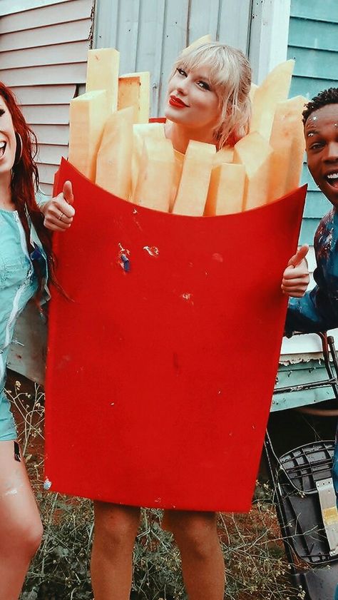 Matching Wallpapers 3 People, Taylor Swift Wallpaper Ideas, French Fries Costume, Fries Costume, Wallpaper Iphone Taylor Swift, Taylor Swift Dress, All About Taylor Swift, French Fry, Taylor Swift Funny