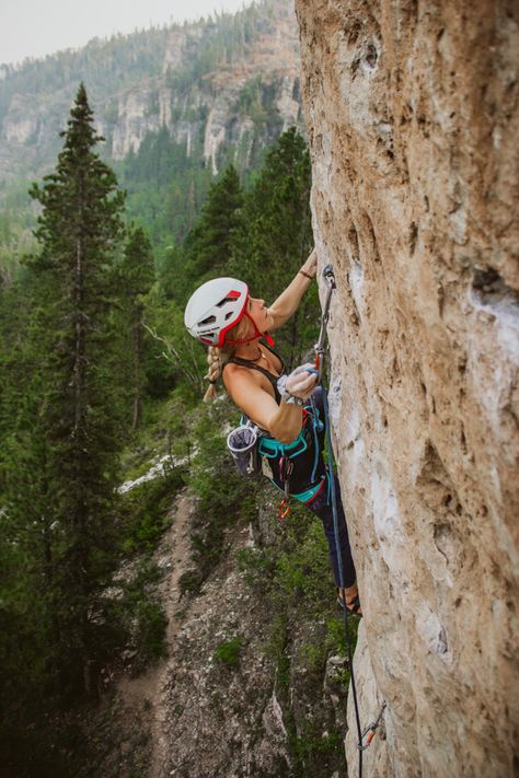 Aesthetic Rock Climbing, Climbing Vision Board, Outdoor Sports Aesthetic, Extreme Sports Aesthetic, Mountain Climbing Aesthetic, Escalade Aesthetic, Climber Aesthetic, Climbing Competition, Rock Climbing Aesthetic