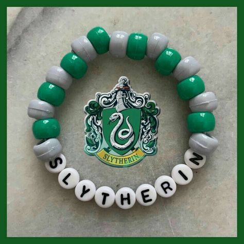 Hogwarts Bracelets, Harry Potter Bracelet, Pulseras Kandi, Diy Kandi Bracelets, Pony Bead Bracelets, Diy Beaded Rings, Anime Jewelry, Diy Friendship Bracelets Patterns, Kandi Bracelets