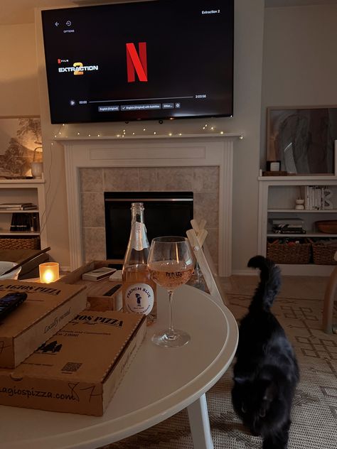 movie night aesthetic cozy living room with black cat, pizza, and wine ready for Netflix Friday Aesthetic, Weekend Aesthetic, Lazy Night, Life In Pieces, Friday Movie, Last Friday Night, In Aesthetic, Night Routine, Night Aesthetic