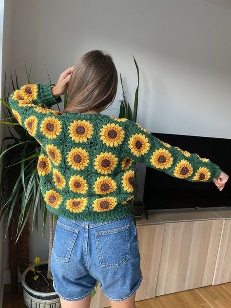 Sunflower crochet blanket Sunflower Vest Crochet, Sunflower Sweater Crochet, Crochet Granny Square Clothing, Crochet Sweater Squares, Granny Square Jumper Pattern Free, Sunflower Crochet Cardigan, Different Granny Squares, Crochet Cardigan Square, Sunflower Cardigan Crochet