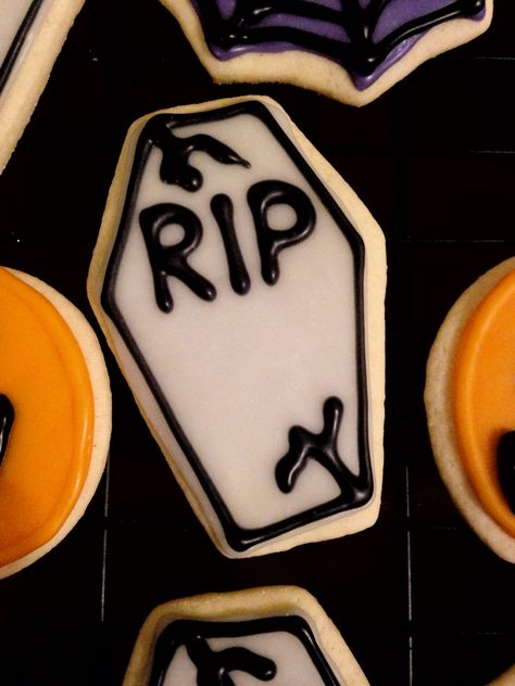 RIP coffin sugar cookies! #halloween Coffin Cookies Royal Icing, Coffin Sugar Cookies, Coffin Cookies Decorated, Rip Cookies, Sugar Cookies Halloween, Coffin Cookies, Desserts Halloween, Galletas Halloween, Cookie Cottage