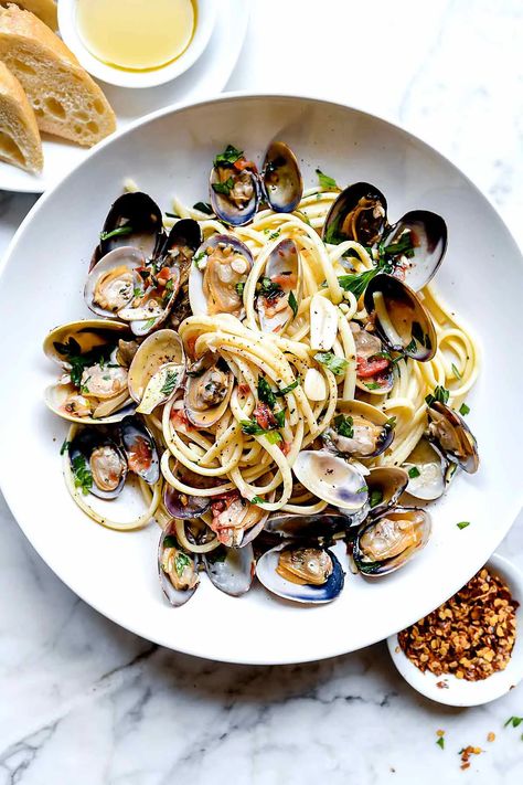 Linguine con Vongole (Linguine with Clam Sauce) Pasta With Clams, Clam Sauce Linguine, Clam Sauce, Clam Recipes, Foodie Crush, Best Italian Recipes, Seafood Pasta, Idee Pasto Sano, Linguine