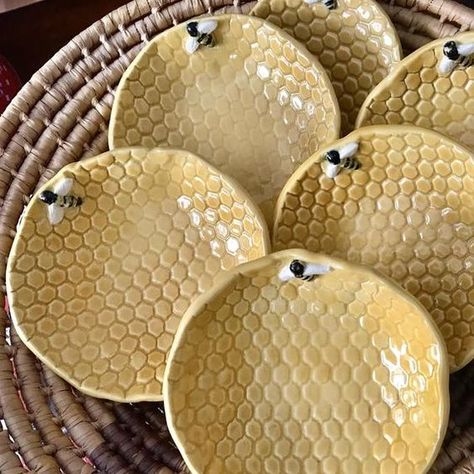 Nature Inspired Kitchen, Bee Home Decor, Bee Home, Cute Farmhouse, Bee Wall Art, Honey Bee Decor, Diy Air Dry Clay, Bee Wall, Ceramic Soap Dish