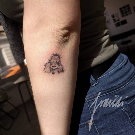 Orangutan tattoo Orangutan Tattoo Design, Aesthetic Monkey Tattoo, Dainty Monkey Tattoo, Orangutan Tattoo Simple, Orangutan Tattoo, Tatoos Small Monkey, Tattoo Ideas Monkey, Cool Finger Tattoos, Tattoo Main