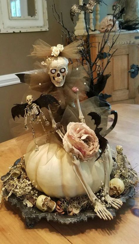 Dia De Los Muertos Pumpkin Ideas, Day Of The Dead Decor, Diy Dia De Los Muertos Decorations Ideas, Skull Decor Diy, Halloween Table Centerpieces, Fun Diy Halloween Decorations, Recipes Halloween, Halloween Themes Decorations, Uhyggelig Halloween