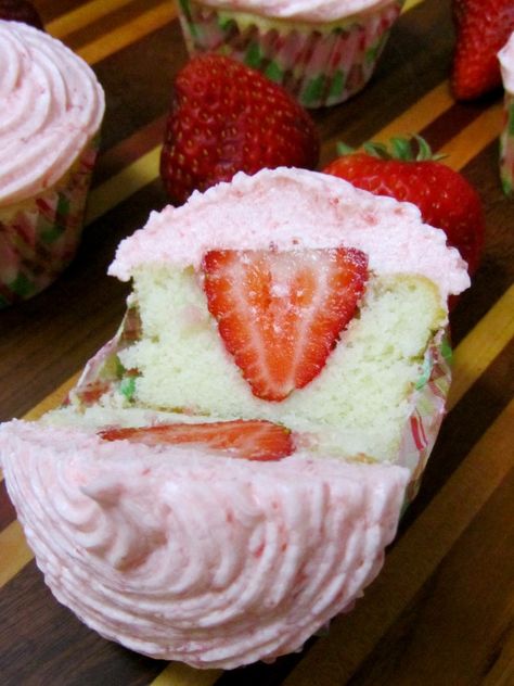 Strawberry Stuffed Cupcakes... Healthy idea Stuffed Cupcakes, Fun Cupcake Recipes, Easy Cupcakes, Dessert Cupcakes, Sweets Treats, Let Them Eat Cake, Cupcake Recipes, Christmas Treats, Just Desserts