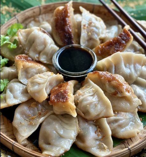 Enjoy the delightful flavors of Japan with this Pork Gyoza Recipe! These crispy, savory dumplings are perfect for appetizers or a delicious meal. 🥟🇯🇵🍴 Ingredients: 1 lb ground pork 1 cup cabbage, finely chopped 2 cloves garlic, minced 1 tablespoon ginger, minced 2 green onions, finely chopped 1 tablespoon soy sauce 1 tablespoon sesame oil 1 teaspoon sugar 1/2 teaspoon salt 1/4 teaspoon black pepper 30 gyoza wrappers 2 tablespoons vegetable oil 1/2 cup water For the Dipping Sauce: 2 tablesp... Pork Fried Dumplings Recipe, Gyoza Recipe Pork, Gyoza Wrapper Recipe, Pork Gyoza Recipe, Fry Dumpling Recipe, Thai Appetizers, Gyoza Wrappers, Pork Gyoza, Gyoza Recipe