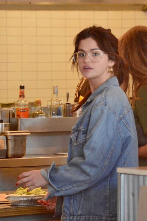 Selena Gomez Glasses, Life In Mexico, Skater Girl Outfits Grunge, Glasses Inspiration, Camila And Lauren, Selena Gomez Cute, Womens Glasses Frames, Selena Gomez Pictures, Am I The Only One