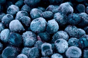 Tips for freezing fresh produce Freezing Fruit, Blueberry Powder, Soft Foods, Morning Smoothie, Tasting Table, Frozen Fruit, Frozen Blueberries, Food Facts, Fruit Smoothies