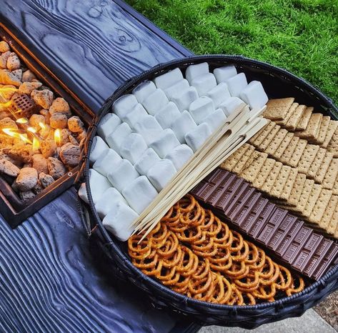 Smores camping treats Inside Smores Ideas, Smores Set Up Party Ideas, Campfire Graduation Party, Backyard Party Food Ideas, Smore Board, S’more Party Decorations, Firepit Party, Smores Tray, Smores Board Ideas