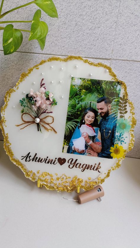 Resin Return Gift Ideas, Photo Frame Resin Art, Resin Photo Frame, Resin Photo, Resin Crafts Tutorial, Resin Frame, Resin Jewelry Making, Resin Ideas, Mini Frames